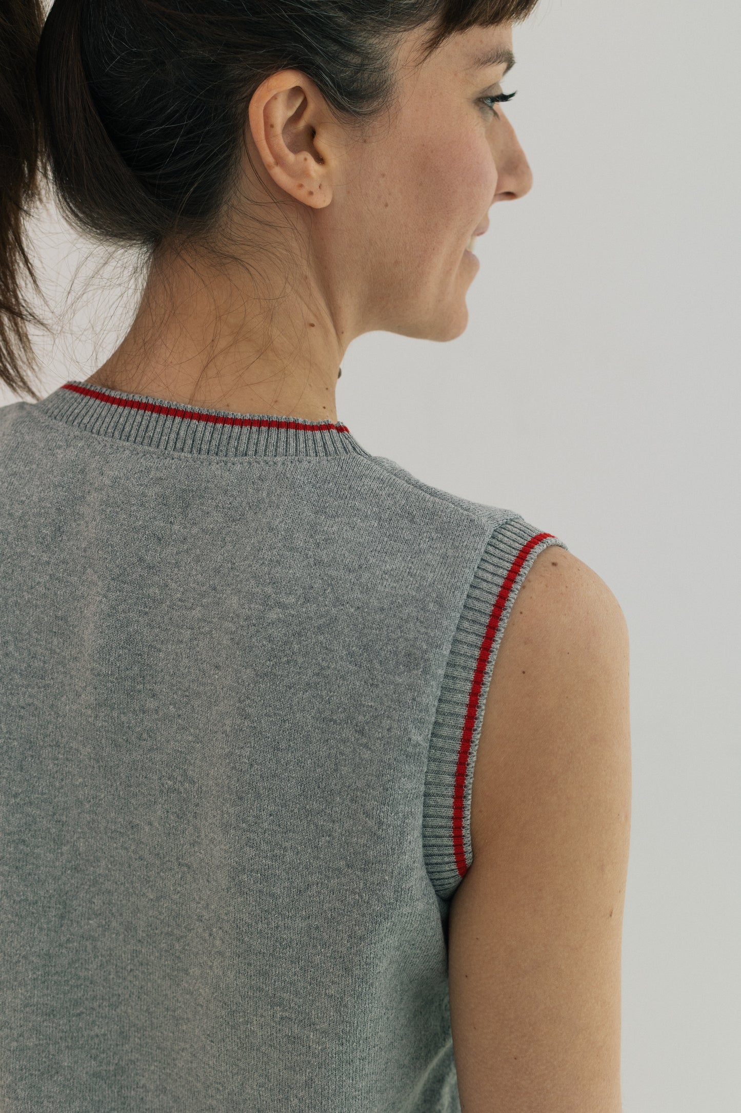 Armilla gris-ribet vermell